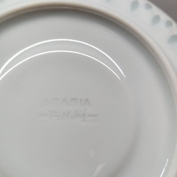 Lot of 4 Arabia of Finland 2 Cup 2 Saucers Vintage White Rice (Grains) Porcelain - Picture 5 of 7